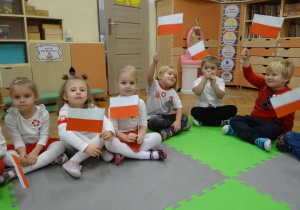 Zdjęcie dzieci z flagami